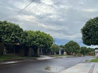 Asfalto molhado e manhã de quarta-feira nublada na região sul de Dourados (Foto: Helio de Freitas)