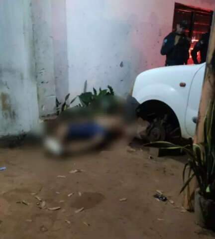 Mulher encontra marido morto em frente de casa, atingido por 5 tiros