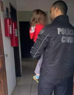 Suspeito de torturar e matar esposa &eacute; preso com filho de 2 anos 