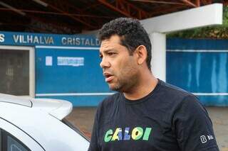 Marcelo Lemes chegou às 7h para deixar a filha na Escola Municipal Carlos Vilhalva Cristaldo (Foto: Henrique Kawaminami)