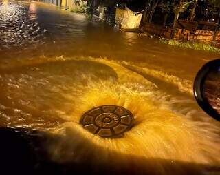 Ruas inundadas em Sidrolândia após chuva na noite de ontem. (Foto: Sidrolândia News)