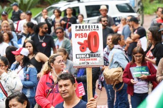Professores em manifestação realizada esta manhã, em Campo Grande. (Foto: Henrique Kawaminami)