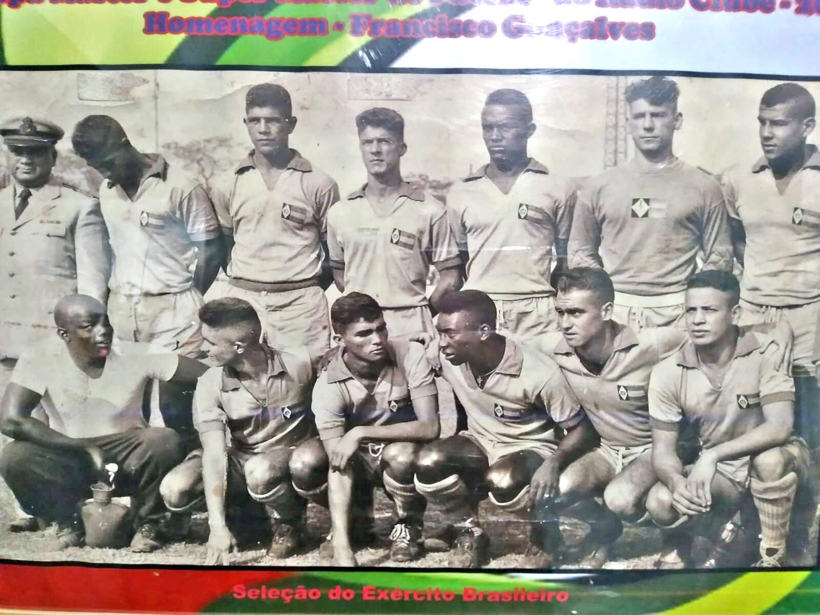 Um cartaz para o dia do jogo com dois jogadores de futebol nele