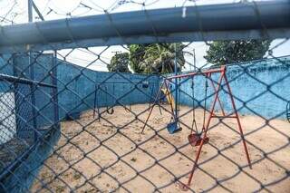 Parquinho infantil da Emei Campo Verde está fechado há seis meses por falta de cobertura. (Foto: Marcos Maluf)