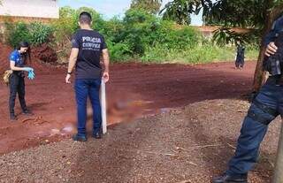 Peritos e policiais no local onde corpo foi encontrado nesta quarta-feira (Foto: Adilson Domingos)