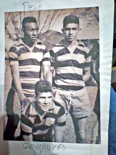 Em 1959, Francisco (agachado) jogou ao lado de Pelé no Exército. (Foto: Arquivo pessoal)