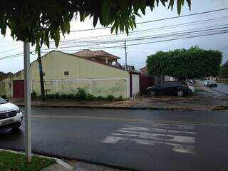 Em Campo Grande, mandado de busca e apreensão foi cumprido na Rua Santana (Foto: Mariely Barros)