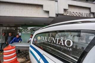 Corpo de Caetano sendo retirado de dentro do Procon. (Foto: Marcos Maluf | Arquivo)