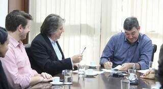 Governador Eduardo Riedel assina documento ao lado do secretário de Estado de Governo, Pedro Caravina. (Foto: Instagram)