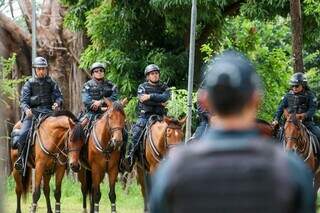 Policiais militares em atuação na Capital (Foto: Henrique Kawaminami)