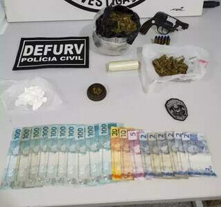 Droga, arma, munições e dinheiro apreendido com criminoso. (Foto: Divulgação | PCMS)