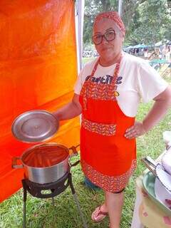 Maria fica responsável por preparar a comida servida nas feiras. (Foto: Arquivo pessoal)