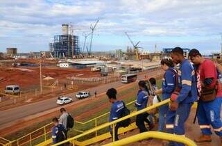 Trabalhadores a caminho da fábrica de celulose, em Três Lagoas. (Foto: Álvaro Rezende/Semadesc)