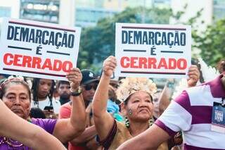 Indígenas marcharam ontem (26) até o Congresso pedindo demarcação (Foto: Divulgação/Apib)