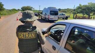 Agente do Detran durante fiscalização de trânsito em MS. (Foto: Divulgação)