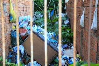 Muito lixo e entulho acumulado na casa na rua Pinus. (Foto: Alex Machado)