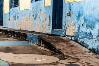 Escola primária com pintura completamente descascada e rampa de acesso danificada. (Foto: Marcos Maluf)