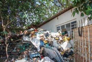 Montanha de lixo era vista por cima do muro em casa na Vila Piratininga. (Foto: Henrique Kawaminami/Arquivo)