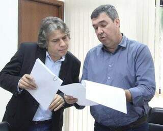 Secretário de Estado de Governo, Pedro Caravina analisa documento com o governador Eduardo Riedel. (Foto: Instagram)