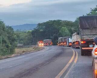 Veículos foram liberados assim que a via foi desobstruída (Foto: Direto das Ruas) 