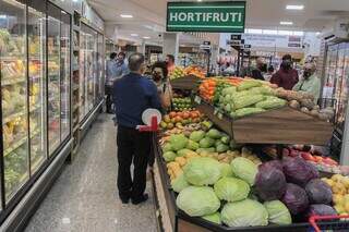 Consumidores escolhendo frutas e legumes em supermercado do Bairro Santo Antonio (Foto: Marcos Maluf)