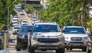 Veículos na Rua 14 de Julho, no Centro de Campo Grande (Foto: Divulgação/Governo do Estado)