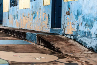 Escola primária com pintura completamente descascada e rampa de acesso danificada. (Foto: Marcos Maluf)