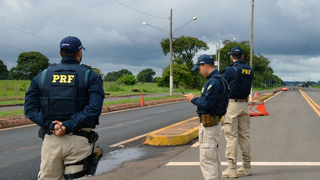 Policiais rodoviários federais durante fiscalização na rodovia (Foto: divulgação) 
