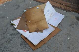 Caixas de papelão são deixadas na calçada de avenida para serem levadas por catadoores de recicláveis. (Foto: Idaicy Solano)