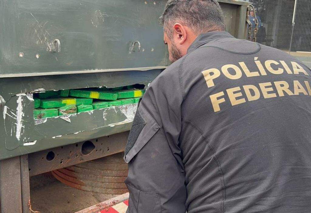 PF prende dois com meia tonelada de droga em fundo falso de caminhão