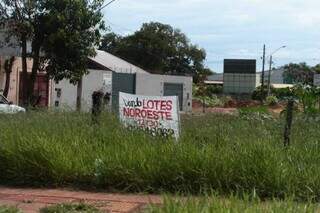 Progresso prometido n&atilde;o chega a bairro e placas de &ldquo;vende-se&rdquo; tomam conta