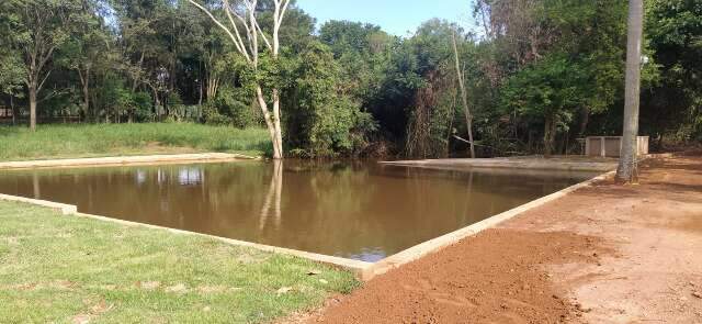 Dono de s&iacute;tio transforma c&oacute;rrego em piscina particular e &eacute; multado