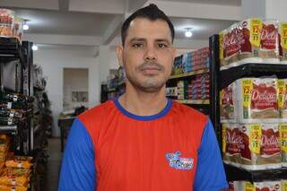 O comerciante Carlos Henrique Gomes atendeu a equipe de reportagem no local de trabalho. (Foto: Idaicy Solano)