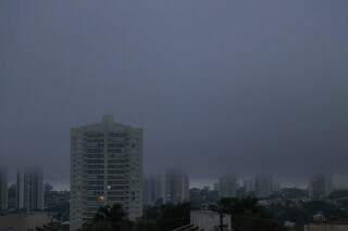 Topo de prédios, ao fundo, some com a neblina desta manhã (Foto: Henrique Kawaminami)