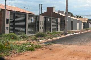 Progresso prometido n&atilde;o chega a bairro e placas de &ldquo;vende-se&rdquo; tomam conta