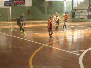 Partida de futsal da categoria infantil durante edição da Copa Pelezinho. (Foto: Divulgação)