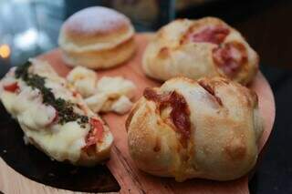 Tábua com pão doce, mini italiano de pizza, de calabresa e mussarela, além de brusqueta. (Foto: Marcos Maluf)