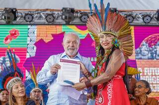 A indígena terena Val Eloy entregou a carta final da 19° Edição do Acampamento Terra Livre. (Foto: Ricardo Stuckert/PR)