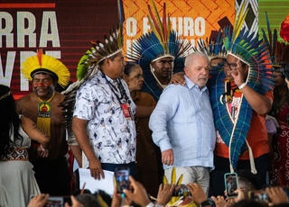 De camiseta branca, indígena Norival Mendes se aproxima de Lula para entregar documento. (Foto: Instagram)