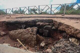 Início de buraco formado na Rua Lino Villachá; em 2008, cratera com mais de 300 metros se formou no local. (Foto: Marcos Maluf)