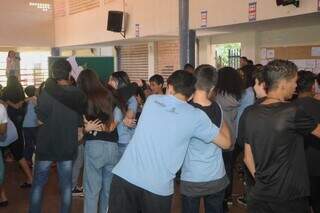 Alunos se abraçam em escola municipal de Campo Grande. (Foto: Paulo Francis)