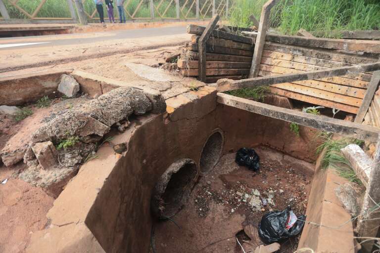 Canais de escoamento da água também têm tido descarte irregular de lixo. (Foto: Marcos Maluf)