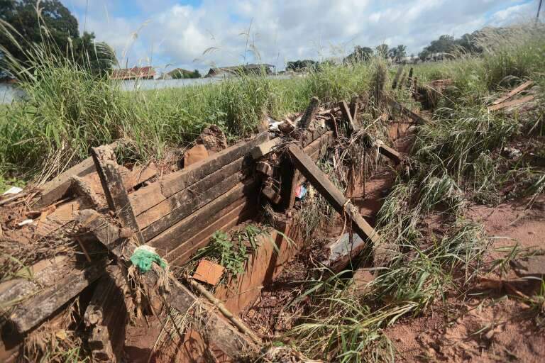 Valetas foram tomadas por vegetação e lixo. (Foto: Marcos Maluf)