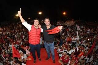 Santiago Peña (de colete vermelho) e o vice Pedro Alliana em último ato da campanha (Foto: Divulgação)