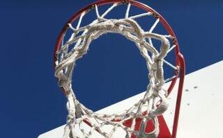 Cesta de basquete, um dos itens mais comuns nas escolas. (Foto: Pxhere)