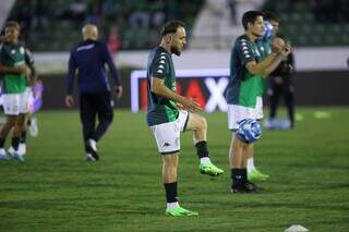 Jogadores brincam com a bola durante o intervalo da partida. (Foto: Thomaz Marostegan/Guarani)