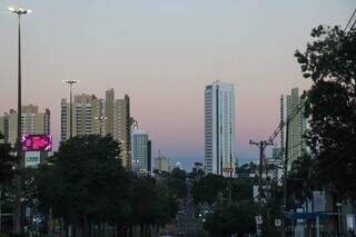 Céu claro em Campo Grande nesta manhã (Foto: Henrique Kawaminami)