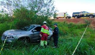 Fiat Toro parou no meio do mato na beira da estrada e condutor morreu (Foto: Adilson Domingos)