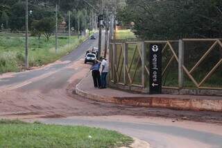 Rotatória que dá acesso ao Hospital São Julião acumula terra, o que gera transtorno na região. (Foto: Marcos Maluf)