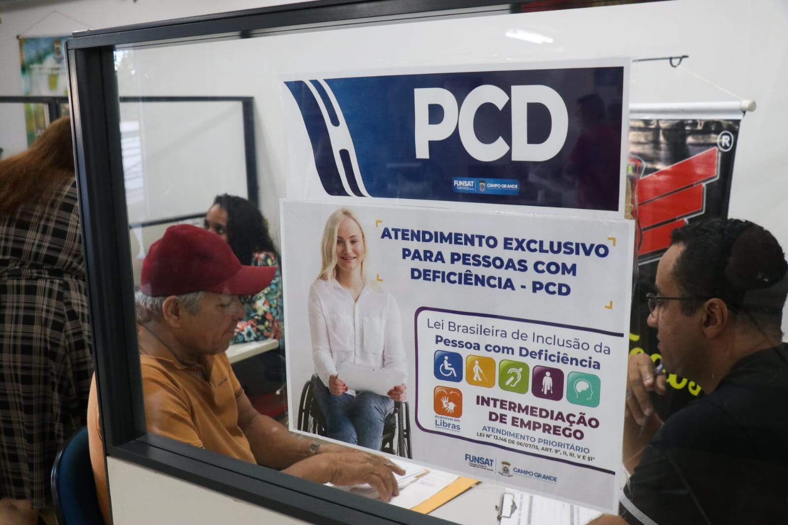 Atrás de segundo emprego, pessoas com deficiência vão a mutirão em Campo Grande